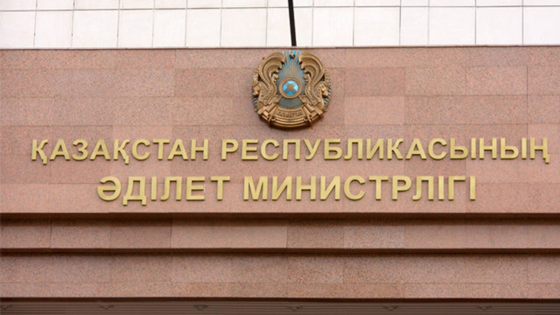 Алюминиевые горизонтальные жалюзи для окон с установкой: конструктивные особенности и монтаж
